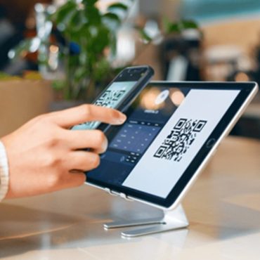 qr_code_scanning_woman