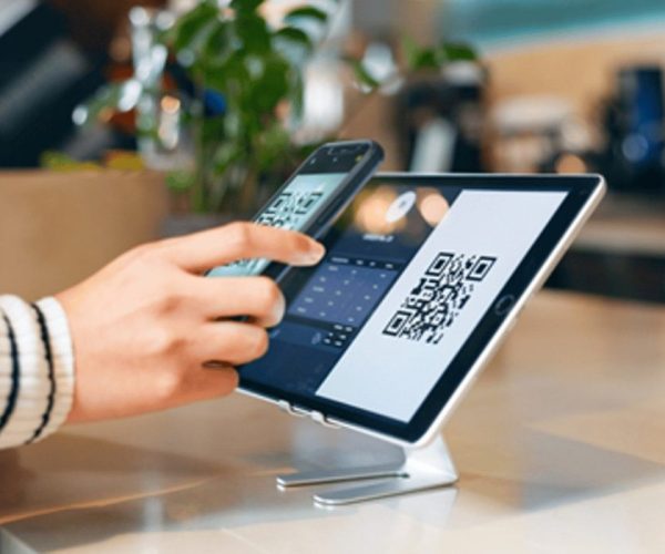 qr_code_scanning_woman
